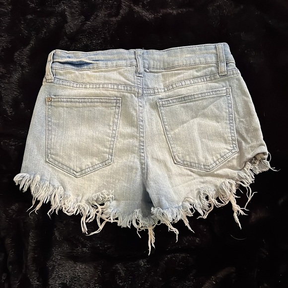 NEVER WORN CUTE FRAYED DENIM SHORTS SZ 5 - Picture 3 of 5